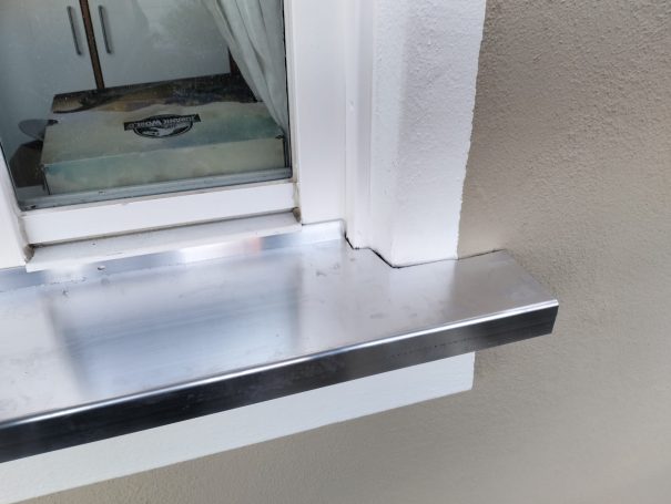 Fensterbank im Aussenbereich Sauber montierte Fensterbank im Außenbereich