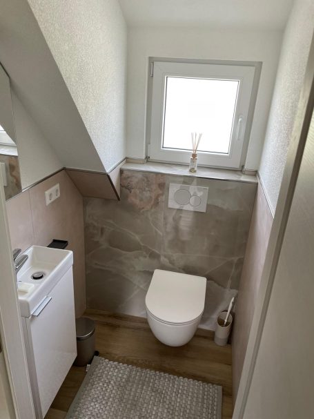 Kleines Bad mit WC Kleines Bad mit WC, Fliesen und heller Wandgestaltung
