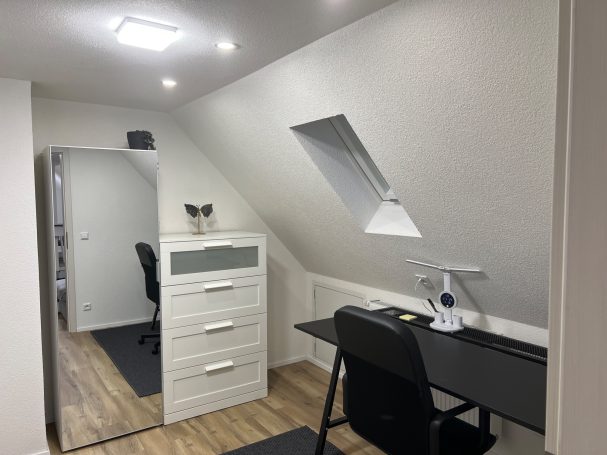 Kleines Büro im Dachgeschoss Kleines Büro im Dachgeschoss mit hellem Bodenbelag