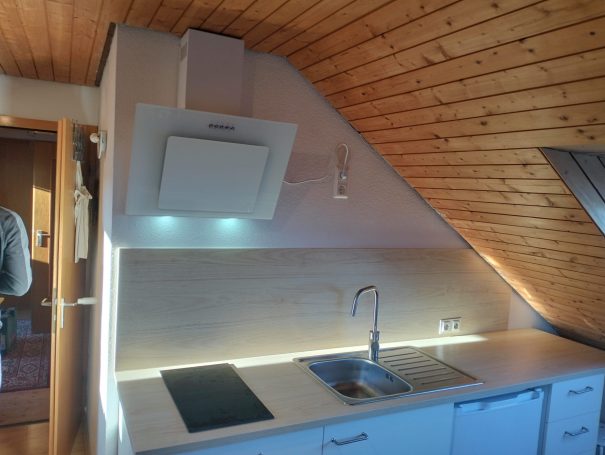 Küchenzeile unter Dachschräge Küchenzeile unter Dachschräge mit Beleuchtung und Holzdecke
