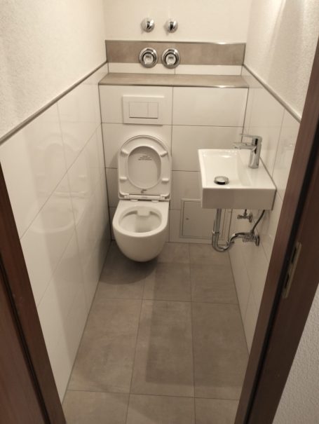 Kleines WC mit Waschbecken Separates kleines WC mit Waschbecken und Akzentwand