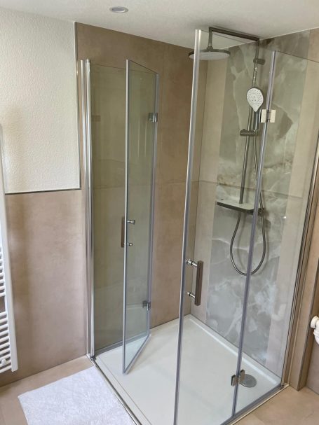 Kleines Bad mit Dusche Kleines Bad mit Glasdusche und Fliesen-Highlight
